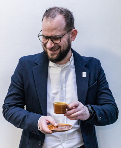 Portrait photo of founder Akos